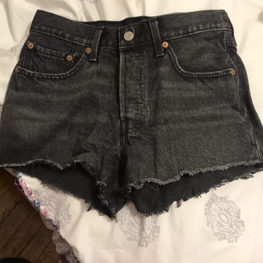 Mid-rise Black Levi shorts